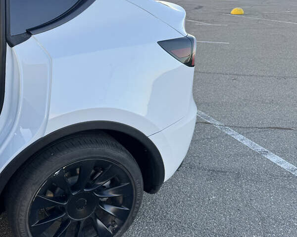 Білий Тесла Model Y, об'ємом двигуна 0 л та пробігом 48 тис. км за 28000 $, фото 16 на Automoto.ua