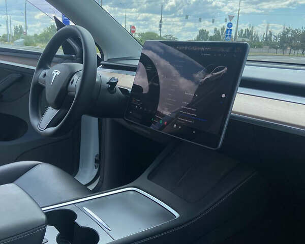 Белый Тесла Model Y, объемом двигателя 0 л и пробегом 43 тыс. км за 26000 $, фото 7 на Automoto.ua