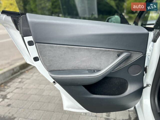 Белый Тесла Model Y, объемом двигателя 0 л и пробегом 18 тыс. км за 28950 $, фото 39 на Automoto.ua