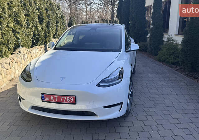 Белый Тесла Model Y, объемом двигателя 0 л и пробегом 28 тыс. км за 27600 $, фото 1 на Automoto.ua