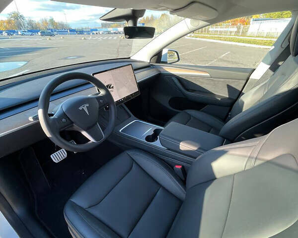 Белый Тесла Model Y, объемом двигателя 0 л и пробегом 25 тыс. км за 32500 $, фото 29 на Automoto.ua