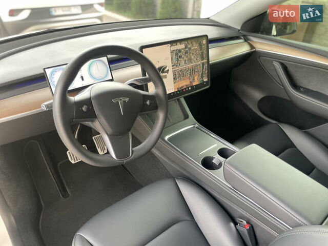 Белый Тесла Model Y, объемом двигателя 0 л и пробегом 13 тыс. км за 26500 $, фото 28 на Automoto.ua