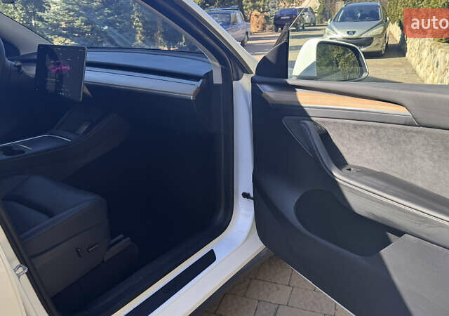 Белый Тесла Model Y, объемом двигателя 0 л и пробегом 28 тыс. км за 27600 $, фото 7 на Automoto.ua