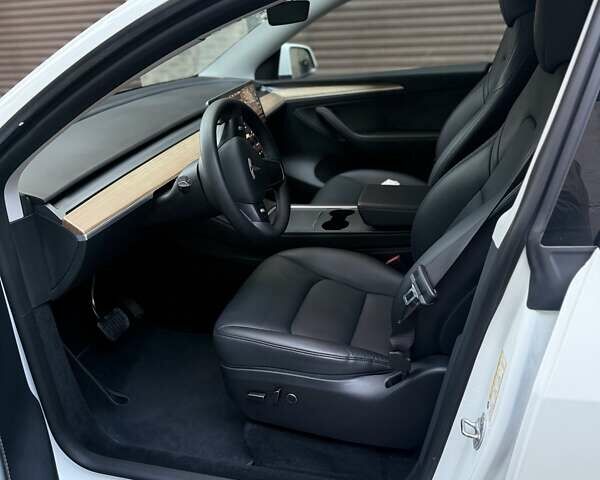 Белый Тесла Model Y, объемом двигателя 0 л и пробегом 33 тыс. км за 32000 $, фото 2 на Automoto.ua