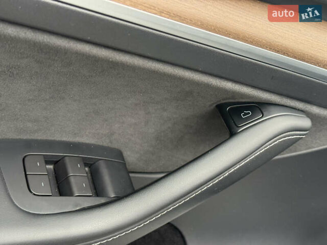 Белый Тесла Model Y, объемом двигателя 0 л и пробегом 53 тыс. км за 28800 $, фото 13 на Automoto.ua