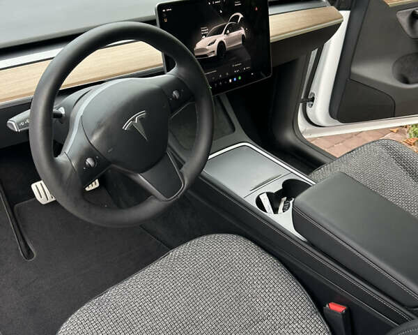 Белый Тесла Model Y, объемом двигателя 0 л и пробегом 18 тыс. км за 28950 $, фото 31 на Automoto.ua