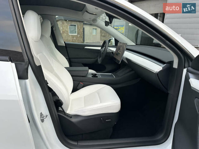 Белый Тесла Model Y, объемом двигателя 0 л и пробегом 35 тыс. км за 29500 $, фото 29 на Automoto.ua