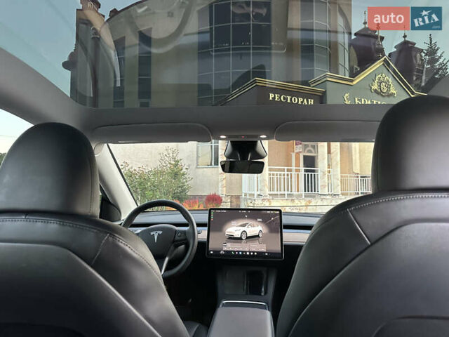 Білий Тесла Model Y, об'ємом двигуна 0 л та пробігом 45 тис. км за 27500 $, фото 51 на Automoto.ua