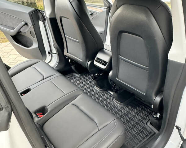 Белый Тесла Model Y, объемом двигателя 0 л и пробегом 6 тыс. км за 37199 $, фото 37 на Automoto.ua