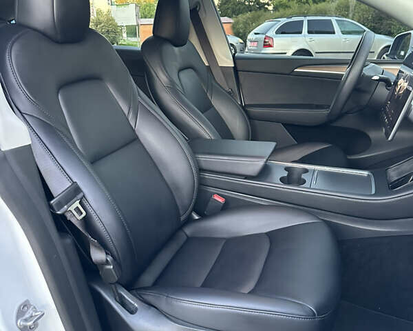 Білий Тесла Model Y, об'ємом двигуна 0 л та пробігом 45 тис. км за 27500 $, фото 47 на Automoto.ua