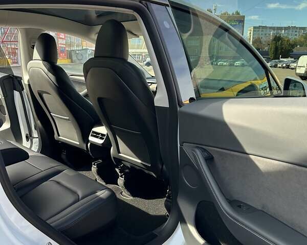 Белый Тесла Model Y, объемом двигателя 0 л и пробегом 23 тыс. км за 27500 $, фото 19 на Automoto.ua