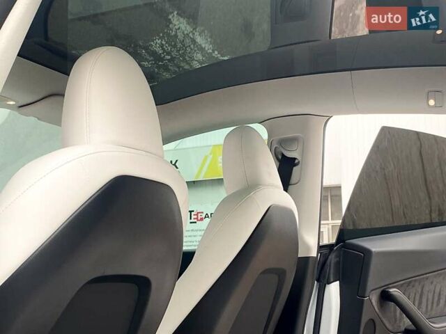 Белый Тесла Model Y, объемом двигателя 0 л и пробегом 49 тыс. км за 34999 $, фото 15 на Automoto.ua