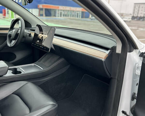 Белый Тесла Model Y, объемом двигателя 0 л и пробегом 38 тыс. км за 29950 $, фото 38 на Automoto.ua