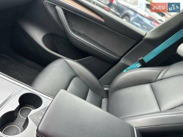 Белый Тесла Model Y, объемом двигателя 0 л и пробегом 62 тыс. км за 24999 $, фото 21 на Automoto.ua
