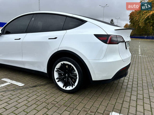 Білий Тесла Model Y, об'ємом двигуна 0 л та пробігом 45 тис. км за 27500 $, фото 25 на Automoto.ua