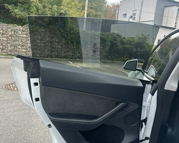 Белый Тесла Model Y, объемом двигателя 0 л и пробегом 31 тыс. км за 36500 $, фото 12 на Automoto.ua