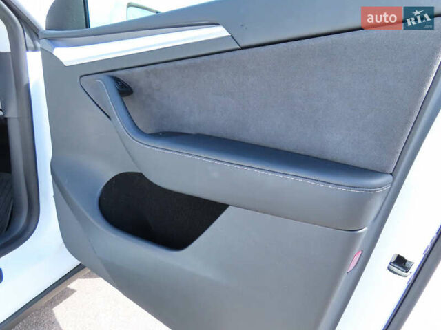 Белый Тесла Model Y, объемом двигателя 0 л и пробегом 41 тыс. км за 27000 $, фото 40 на Automoto.ua