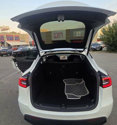 Белый Тесла Model Y, объемом двигателя 0 л и пробегом 43 тыс. км за 27800 $, фото 7 на Automoto.ua