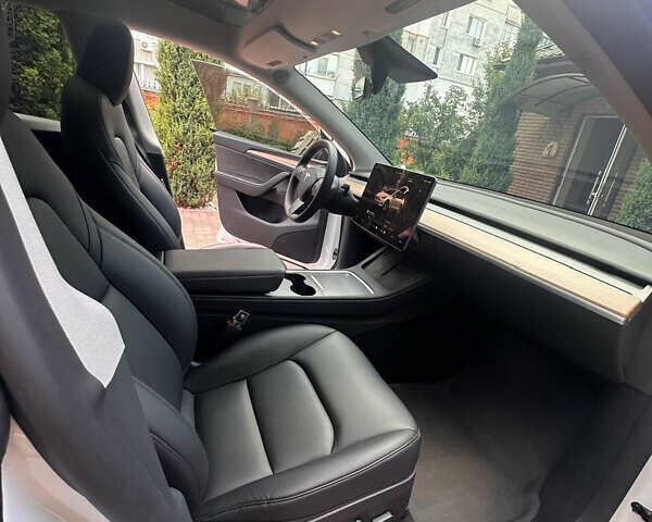 Белый Тесла Model Y, объемом двигателя 0 л и пробегом 18 тыс. км за 37345 $, фото 9 на Automoto.ua