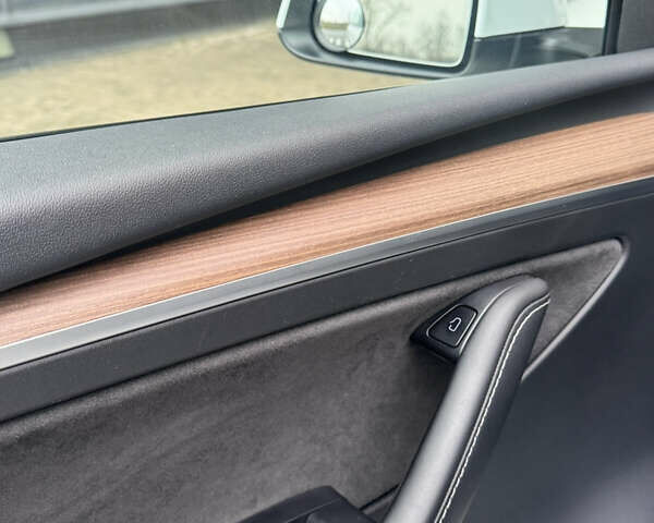 Белый Тесла Model Y, объемом двигателя 0 л и пробегом 90 тыс. км за 25999 $, фото 3 на Automoto.ua