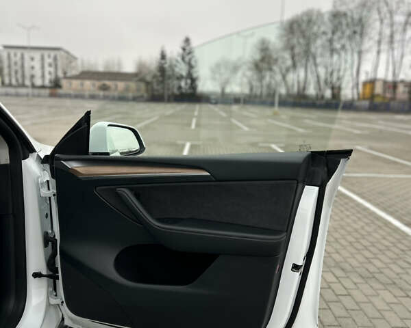 Белый Тесла Model Y, объемом двигателя 0 л и пробегом 38 тыс. км за 29950 $, фото 37 на Automoto.ua