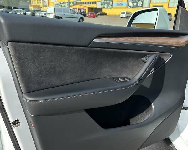 Белый Тесла Model Y, объемом двигателя 0 л и пробегом 23 тыс. км за 27500 $, фото 21 на Automoto.ua