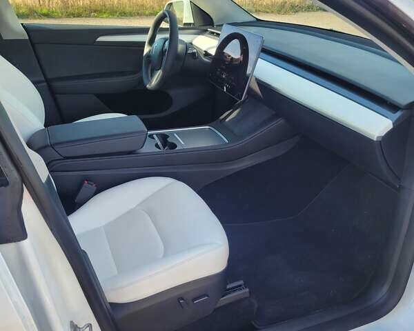 Белый Тесла Model Y, объемом двигателя 0 л и пробегом 4 тыс. км за 27400 $, фото 23 на Automoto.ua