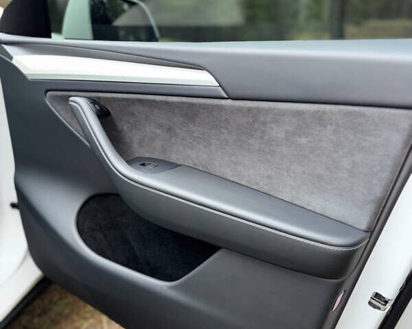 Белый Тесла Model Y, объемом двигателя 0 л и пробегом 57 тыс. км за 32700 $, фото 16 на Automoto.ua