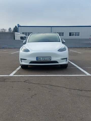 Белый Тесла Model Y, объемом двигателя 0 л и пробегом 93 тыс. км за 35500 $, фото 2 на Automoto.ua
