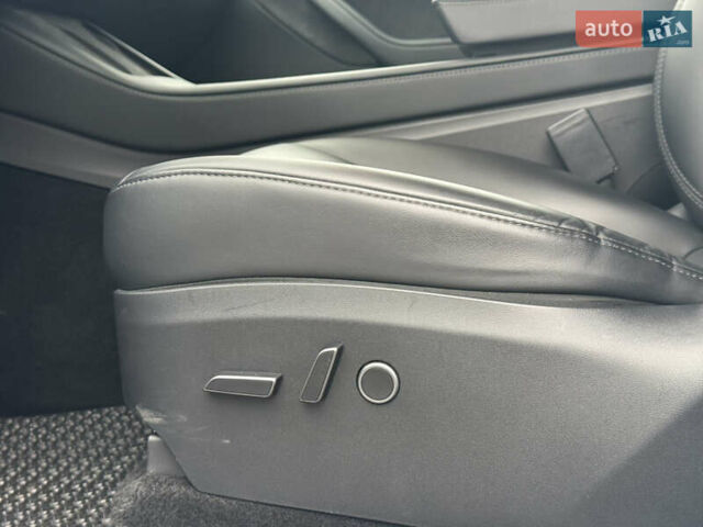 Белый Тесла Model Y, объемом двигателя 0 л и пробегом 53 тыс. км за 28800 $, фото 12 на Automoto.ua