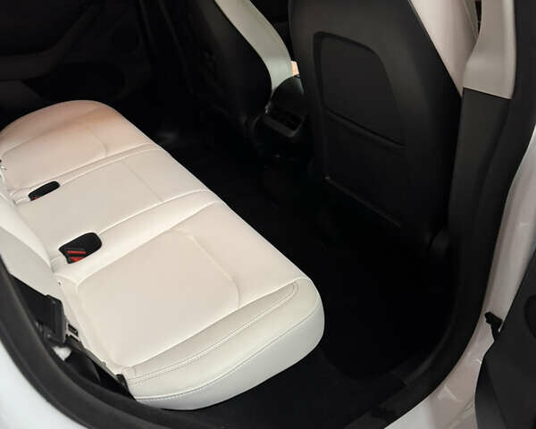 Белый Тесла Model Y, объемом двигателя 0 л и пробегом 35 тыс. км за 28800 $, фото 19 на Automoto.ua