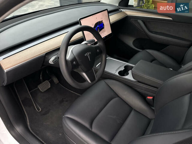 Білий Тесла Model Y, об'ємом двигуна 0 л та пробігом 47 тис. км за 26500 $, фото 34 на Automoto.ua