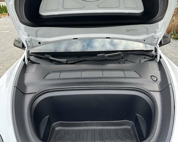 Белый Тесла Model Y, объемом двигателя 0 л и пробегом 24 тыс. км за 32000 $, фото 21 на Automoto.ua