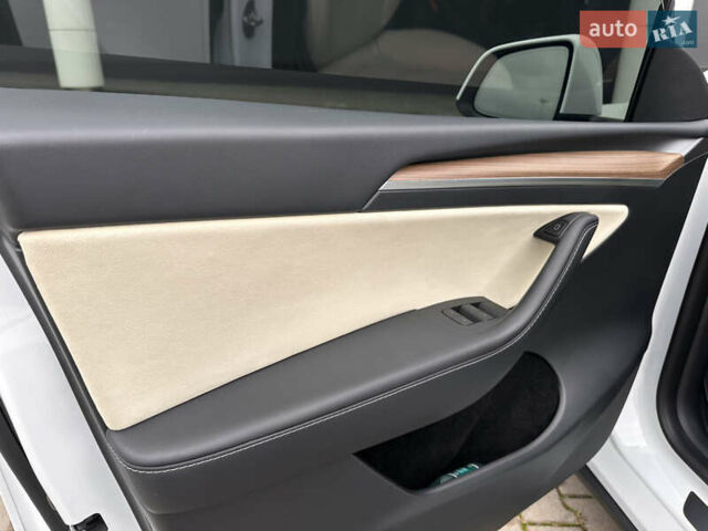 Белый Тесла Model Y, объемом двигателя 0 л и пробегом 41 тыс. км за 29900 $, фото 29 на Automoto.ua