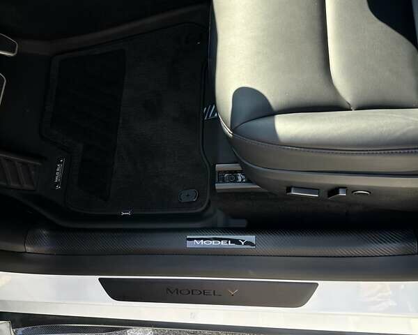 Білий Тесла Model Y, об'ємом двигуна 0 л та пробігом 75 тис. км за 33500 $, фото 13 на Automoto.ua