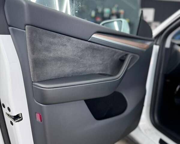 Белый Тесла Model Y, объемом двигателя 0 л и пробегом 93 тыс. км за 35500 $, фото 18 на Automoto.ua
