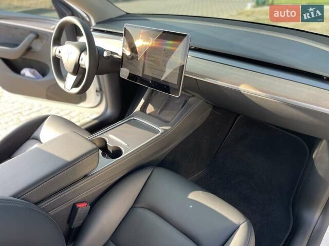 Белый Тесла Model Y, объемом двигателя 0 л и пробегом 26 тыс. км за 28700 $, фото 11 на Automoto.ua