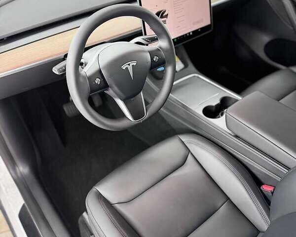Белый Тесла Model Y, объемом двигателя 0 л и пробегом 93 тыс. км за 35500 $, фото 16 на Automoto.ua
