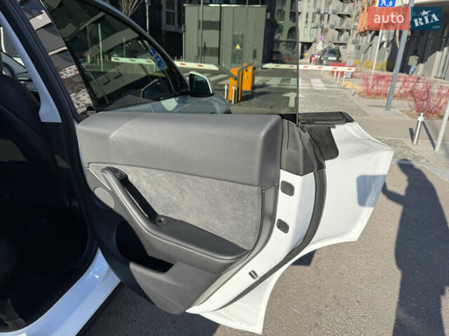 Белый Тесла Model Y, объемом двигателя 0 л и пробегом 35 тыс. км за 33777 $, фото 30 на Automoto.ua