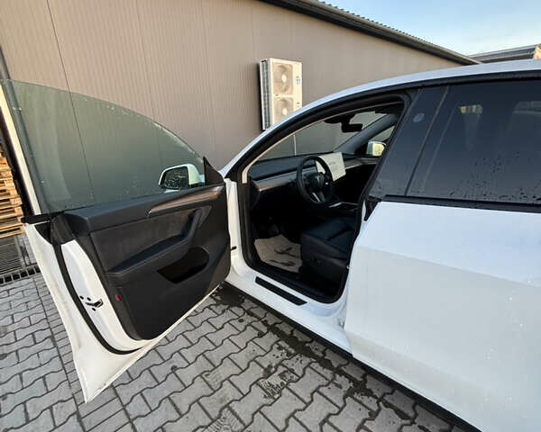 Белый Тесла Model Y, объемом двигателя 0 л и пробегом 45 тыс. км за 26999 $, фото 7 на Automoto.ua