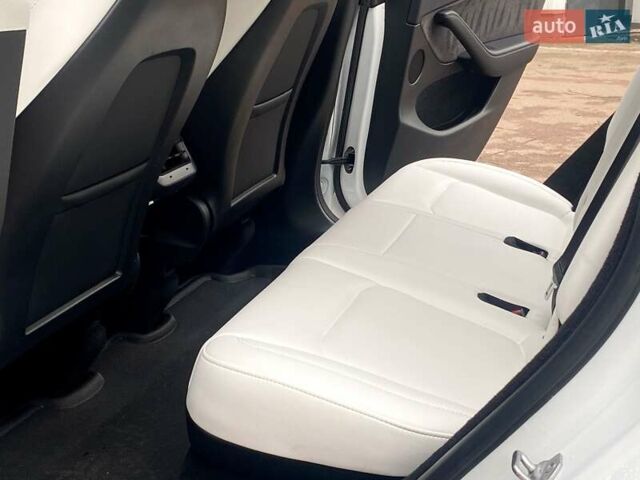 Белый Тесла Model Y, объемом двигателя 0 л и пробегом 49 тыс. км за 34999 $, фото 14 на Automoto.ua