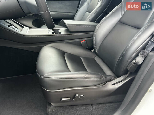 Белый Тесла Model Y, объемом двигателя 0 л и пробегом 98 тыс. км за 28000 $, фото 20 на Automoto.ua