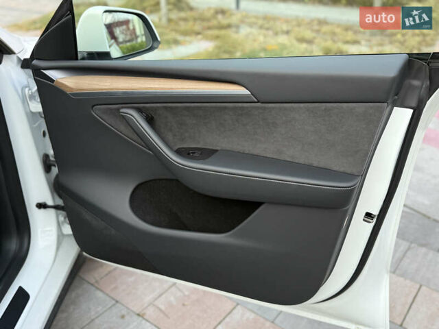 Белый Тесла Model Y, объемом двигателя 0 л и пробегом 25 тыс. км за 32500 $, фото 26 на Automoto.ua