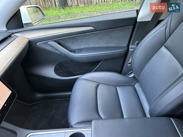 Білий Тесла Model Y, об'ємом двигуна 0 л та пробігом 101 тис. км за 20500 $, фото 25 на Automoto.ua