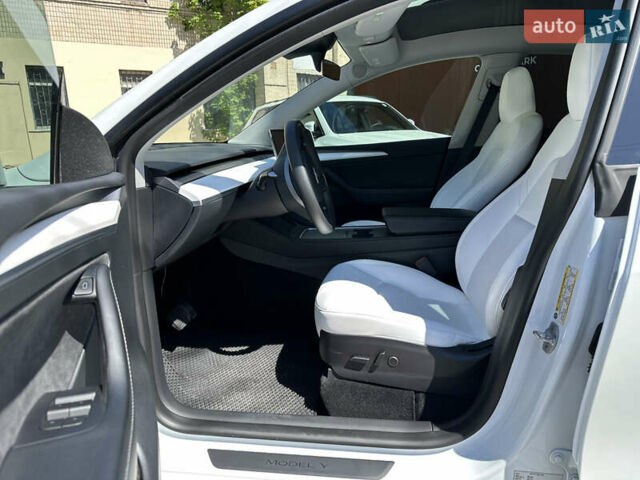 Белый Тесла Model Y, объемом двигателя 0 л и пробегом 18 тыс. км за 27490 $, фото 33 на Automoto.ua