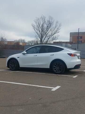 Белый Тесла Model Y, объемом двигателя 0 л и пробегом 93 тыс. км за 35500 $, фото 1 на Automoto.ua
