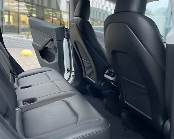 Білий Тесла Model Y, об'ємом двигуна 0 л та пробігом 27 тис. км за 28500 $, фото 19 на Automoto.ua