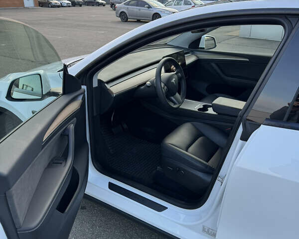 Белый Тесла Model Y, объемом двигателя 0 л и пробегом 24 тыс. км за 28999 $, фото 14 на Automoto.ua