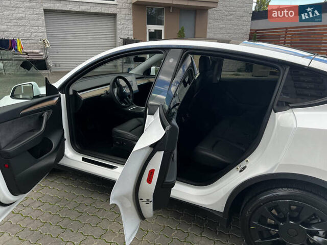 Белый Тесла Model Y, объемом двигателя 0 л и пробегом 98 тыс. км за 28000 $, фото 15 на Automoto.ua