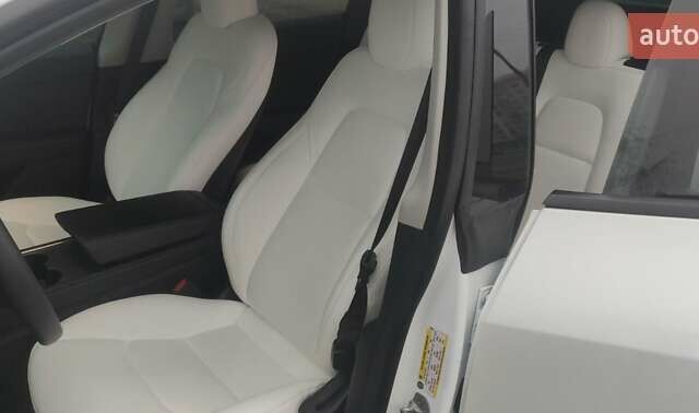 Белый Тесла Model Y, объемом двигателя 0 л и пробегом 44 тыс. км за 28300 $, фото 12 на Automoto.ua